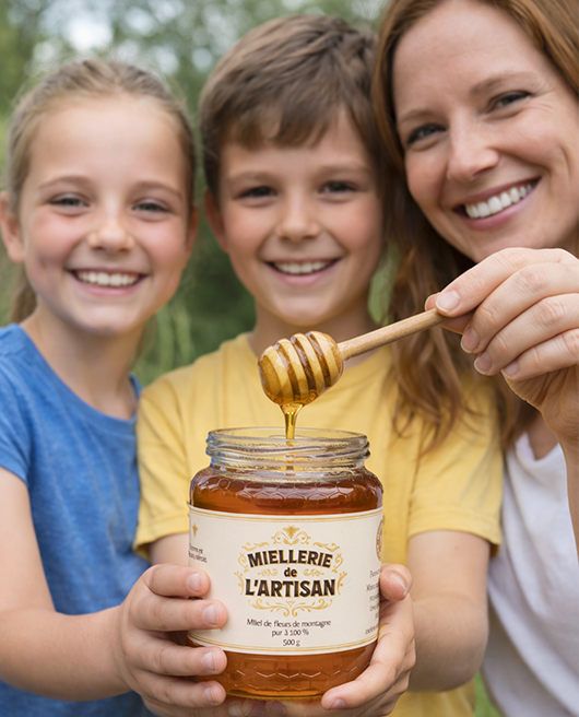 Famille souriante avec pot de miel artisanal et cuillère à miel. Miel de fleurs de montagne.