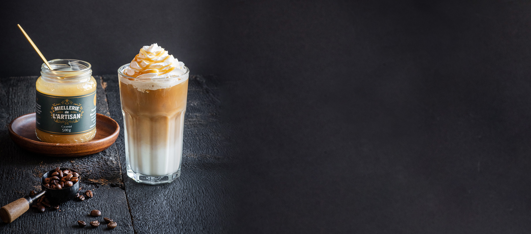 Latte glacé au caramel avec miel artisanal et grains de café. Miel L'Artisan.