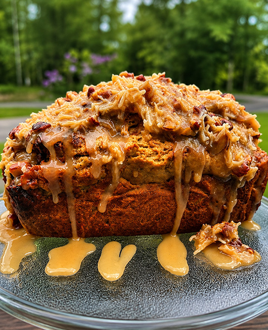 Gâteau banane, caramel, noix et noix de coco, garni d'un glaçage au caramel.